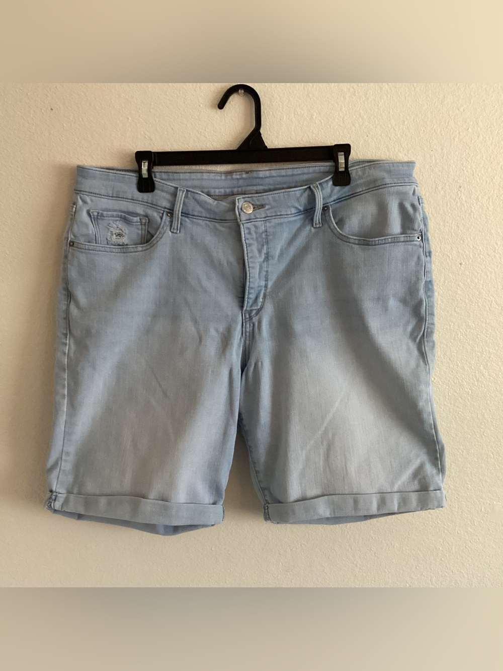 Levi Strauss & Co. Women's Light Blue Denim Bermuda Shorts 20W